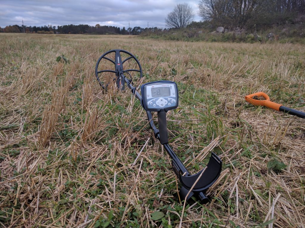 Garrett AT PRO or Minelab X-Terra 705 comparison of metal detectors, which is better to take for digging