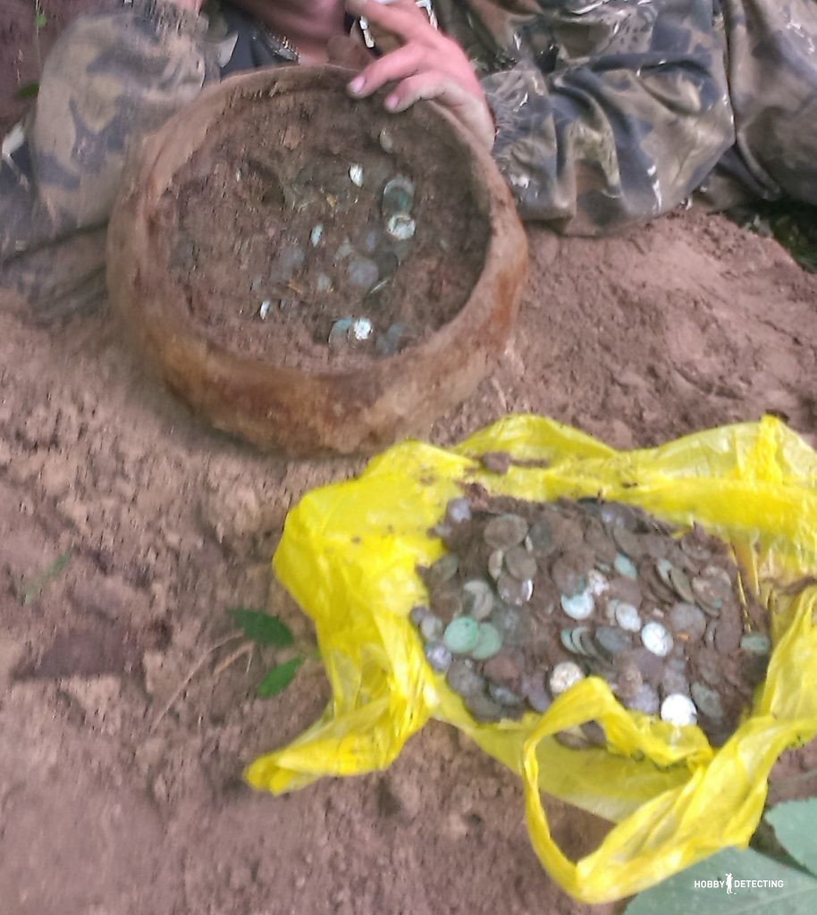 Find a treasure - cast iron with Soviet coins (Competitive story of a digger!)