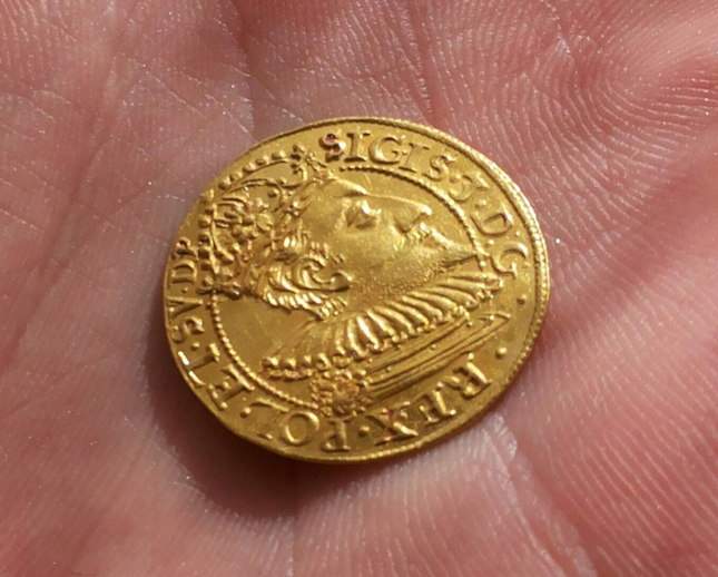 gold-ducat-1609-ordinary-diggers-amazing-find-1