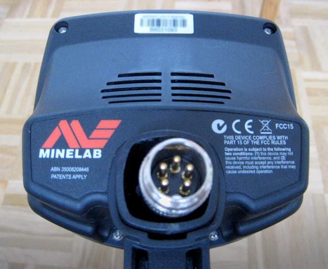 opening-the-minelab-e-trac-photo-report-whats-inside-03