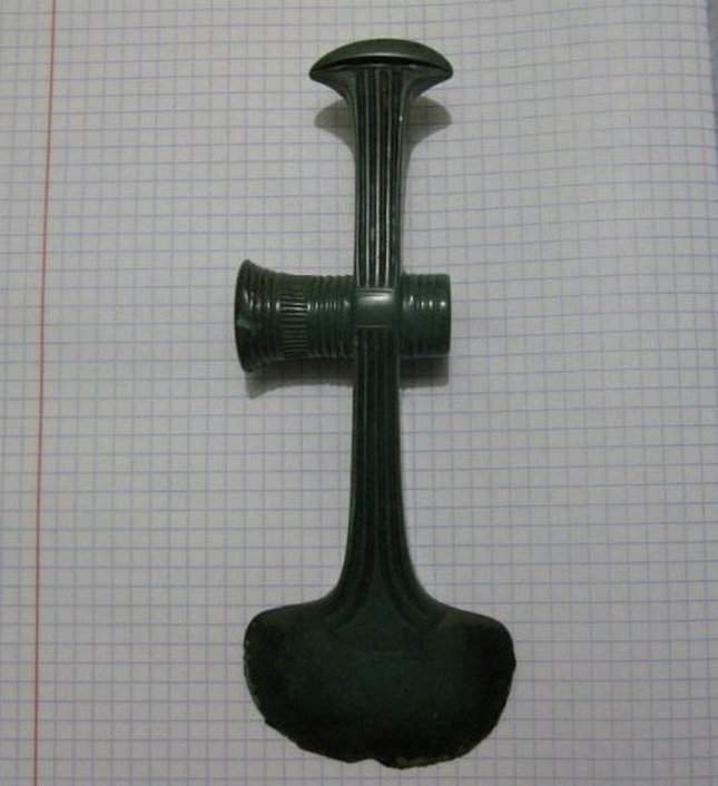 bronze-axe-16th-14th-century-01