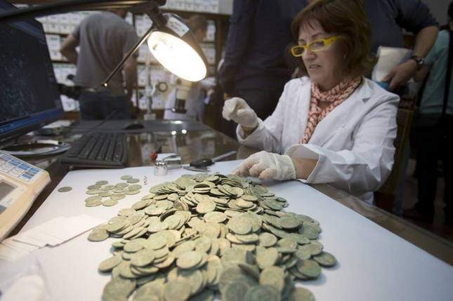 roman-hoard-found-600-kg-of-coins-09