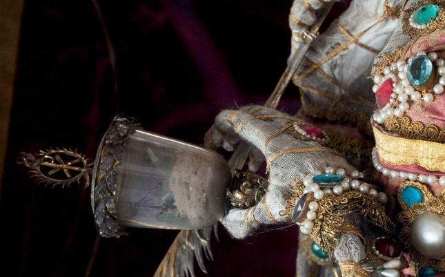 the-dead-with-jewelry-really-creepy-photos-09