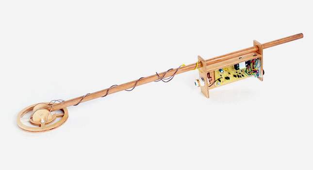 a-wooden-metal-detector-01