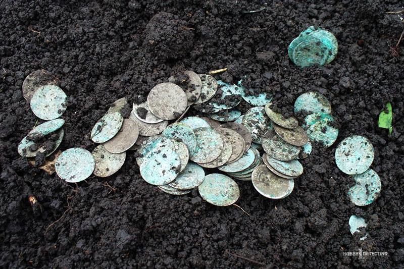 Find a treasure trove of silver coins with a cheap metal detector? Easily! (Fire Find+)